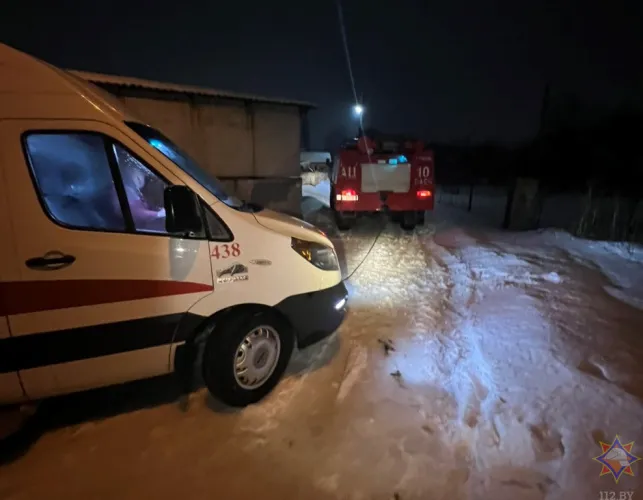 Спасатели Гомельщины отбуксировали автобус с детьми и скорую помощь